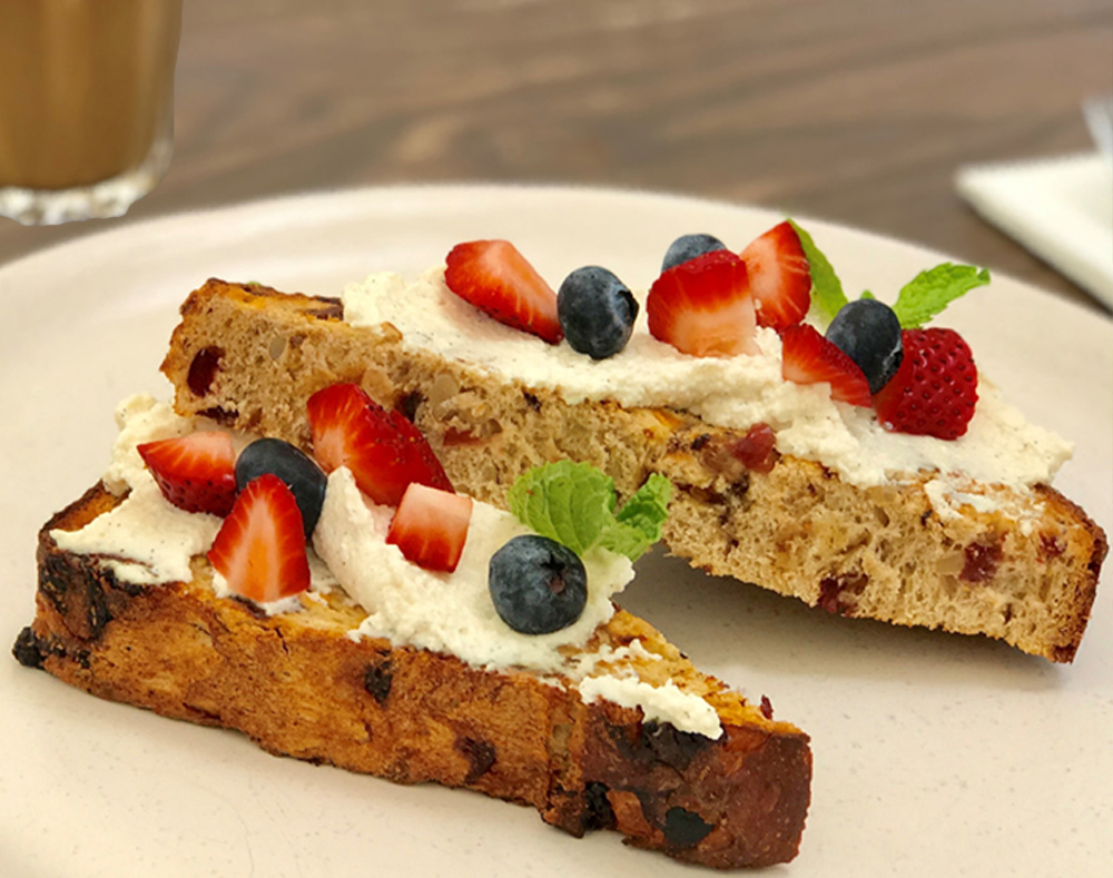 Chunky fruit loaf with strawberries2r